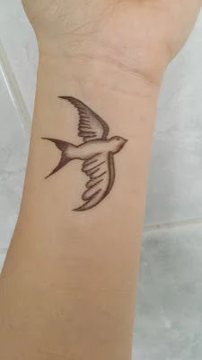 Traditional Swallow - Sienna Miller Tattoo - Image 4